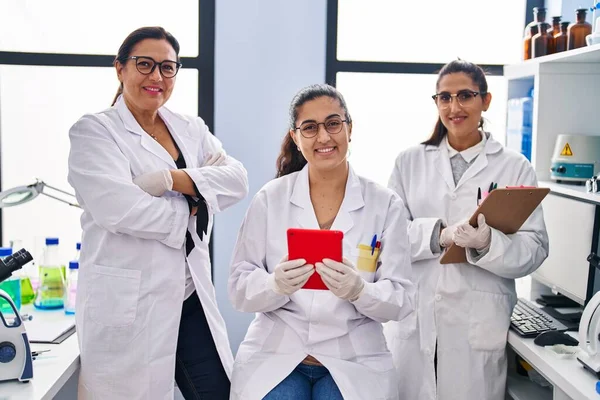 Τρεις Γυναίκες Επιστήμονες Που Χρησιμοποιούν Touchpad Γράφουν Στη Λίστα Ελέγχου — Φωτογραφία Αρχείου