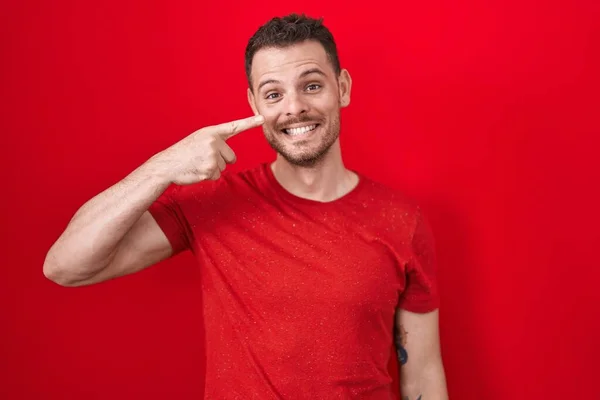 Young Hispanic Man Standing Red Background Pointing Hand Finger Face — Stock Photo, Image
