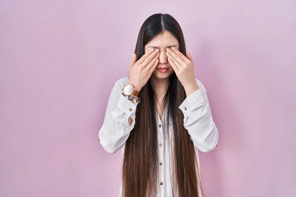 Jovem Chinesa Sobre Fundo Rosa Esfregando Olhos Para Fadiga Dor — Fotografia de Stock