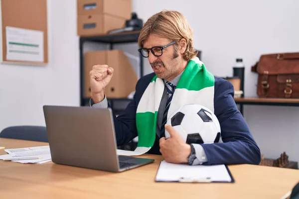 Hombre Caucásico Con Bigote Trabajando Oficina Apoyando Equipo Fútbol Molesto —  Fotos de Stock