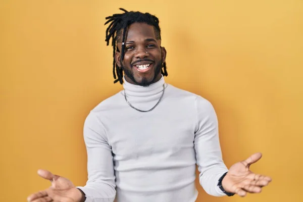 Homem Africano Com Dreadlocks Vestindo Camisola Gola Alta Sobre Fundo — Fotografia de Stock