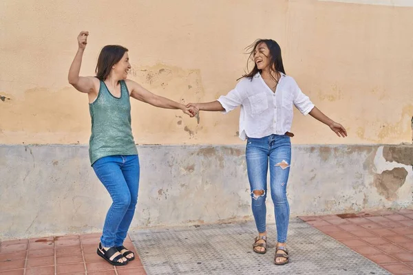 Dos Mujeres Madre Hija Sonriendo Confiadas Bailando Calle — Foto de Stock