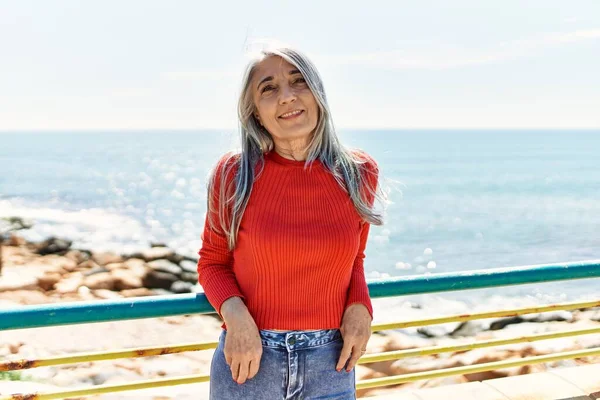Mujer Pelo Gris Mediana Edad Sonriendo Feliz Pie Playa —  Fotos de Stock