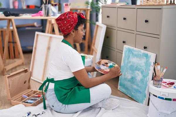 Afrikansk Amerikansk Kvinna Konstnär Ritning Konst Studio — Stockfoto