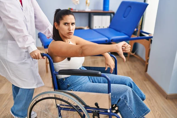 Young Hispanic Woman Sitting Wheelchair Physiotherapy Clinic Angry Face Negative — Stock Photo, Image
