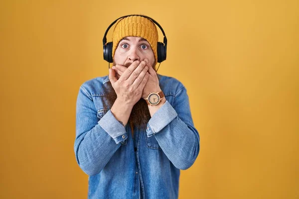 Vit Man Med Långt Skägg Som Lyssnar Musik Med Hörlurar — Stockfoto