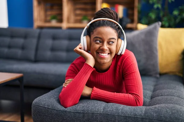 Afrikaans Amerikaanse Vrouw Luisteren Naar Muziek Liggend Bank Thuis — Stockfoto