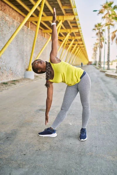 Africano Americano Mulher Vestindo Sportswear Fazendo Exercício Ioga Rua — Fotografia de Stock