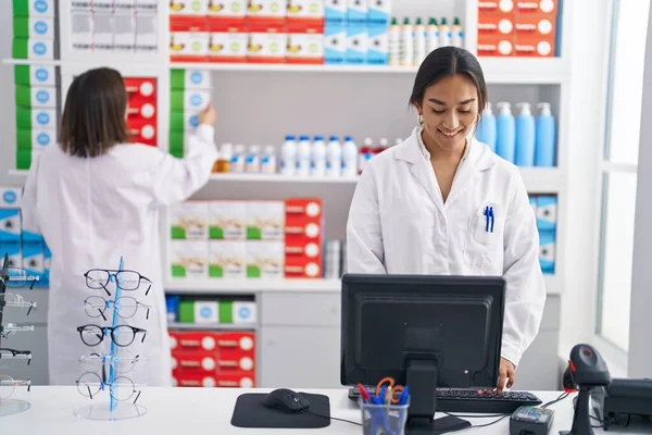 Dos Mujeres Farmacéuticas Usando Computadora Trabajando Farmacia — Foto de Stock