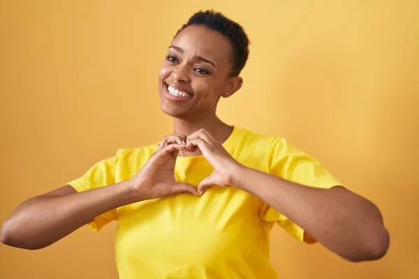 Afričanky Americká Žena Usmívá Sebevědomě Dělá Srdeční Gesto Rukama Přes — Stock fotografie