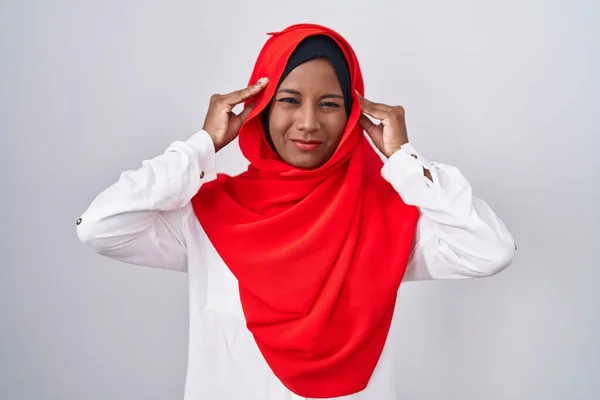 Jovem Mulher Árabe Vestindo Tradicional Lenço Islâmico Hijab Cobrindo Orelhas — Fotografia de Stock