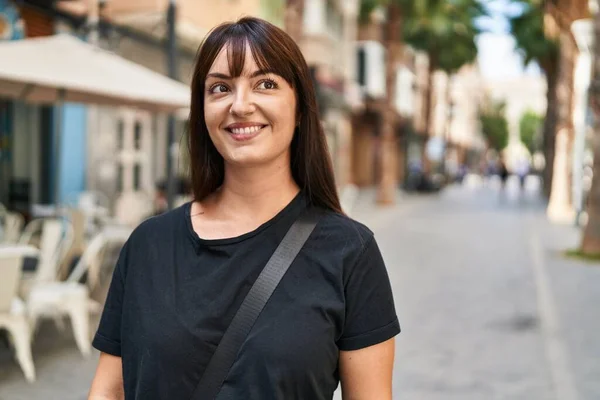 Joven Hermosa Mujer Hispana Sonriendo Confiada Mirando Lado Terraza Cafetería —  Fotos de Stock