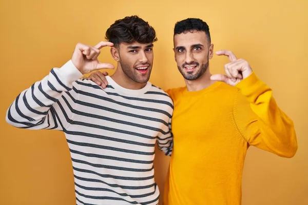 Jovem Hispânico Gay Casal Sobre Amarelo Fundo Sorrindo Confiante Gesto — Fotografia de Stock