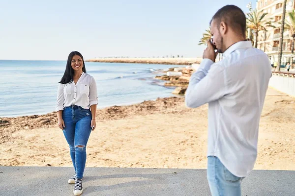 Muž Žena Pár Úsměvem Aby Fotografie Pomocí Fotoaparátu Moře — Stock fotografie