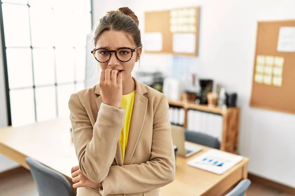 Jonge Brunette Tiener Het Dragen Van Zakelijke Stijl Kantoor Kijken — Stockfoto