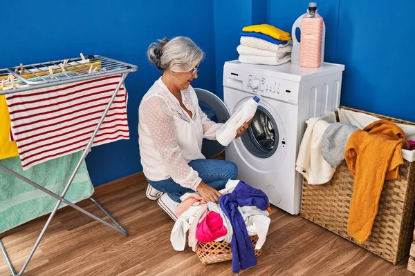Mujer Mediana Edad Lavando Ropa Lavandería —  Fotos de Stock