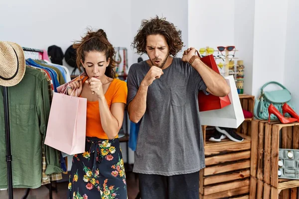 Ein Junges Hispanisches Paar Mit Einkaufstüten Laden Fühlt Sich Unwohl — Stockfoto