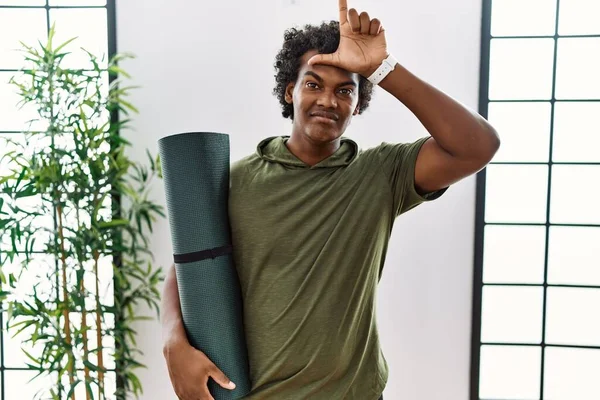 Uomo Africano Con Capelli Ricci Tenendo Tappetino Yoga Studio Prendendo — Foto Stock