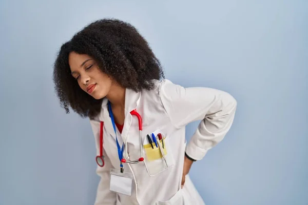 Mujer Afroamericana Joven Vistiendo Uniforme Médico Estetoscopio Sufriendo Dolor Espalda —  Fotos de Stock