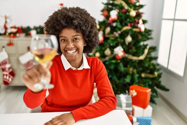 Junge Afroamerikanerin Stößt Hause Weihnachtsbaum Mit Wein — Stockfoto