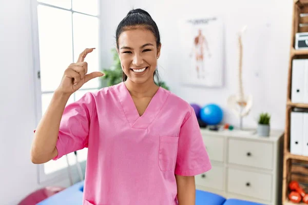 Young Hispanic Woman Working Pain Recovery Clinic Smiling Confident Gesturing — Stock Photo, Image