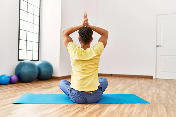 Junger Arabischer Sportler Beim Rückentraining Yoga Sportzentrum — Stockfoto