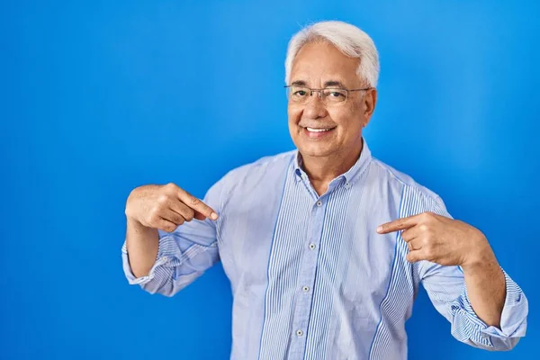 西班牙裔老人戴着眼镜 面带微笑 带着自信 用手指指着自己 自豪而快乐 — 图库照片