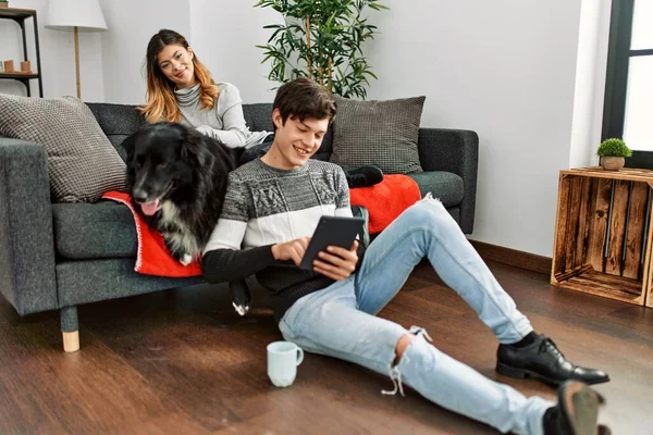 Junges Kaukasisches Paar Lächelt Glücklich Mit Hund Auf Touchpad Hause — Stockfoto