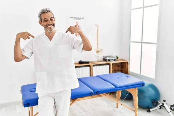 Hispanischer Therapeut Mittleren Alters Der Einer Schmerzklinik Arbeitet Sieht Selbstbewusst — Stockfoto