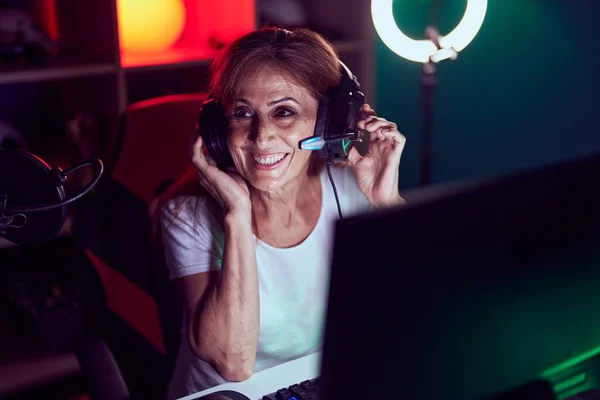 Middle Age Woman Streamer Playing Video Game Using Computer Gaming — Foto Stock
