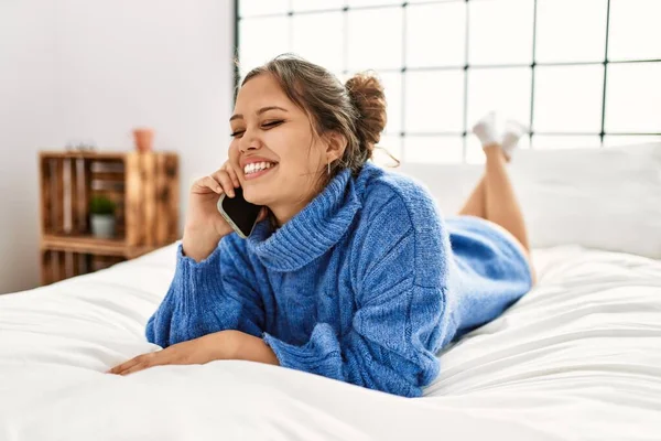 Ung Vacker Latinamerikansk Kvinna Talar Smartphone Liggande Sängen Sovrummet — Stockfoto
