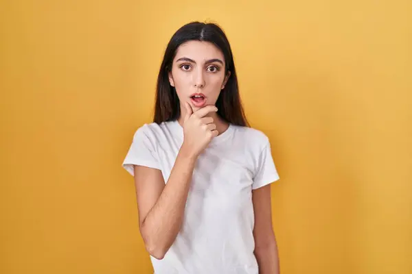 Young Beautiful Woman Standing Yellow Background Looking Fascinated Disbelief Surprise — Foto de Stock