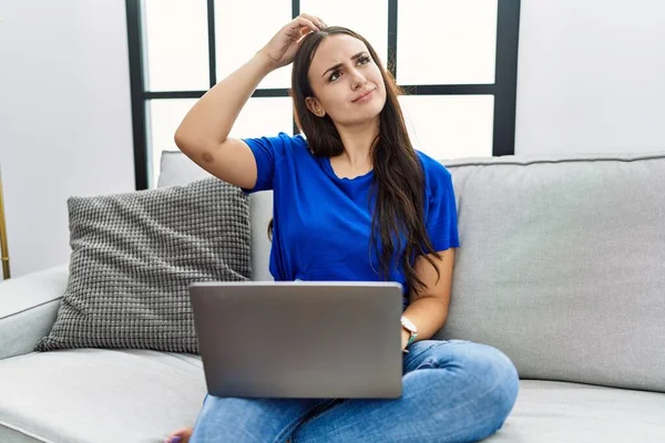 Genç Esmer Kadın Evde Dizüstü Bilgisayar Kullanıyor Soruyu Merak Ediyor — Stok fotoğraf