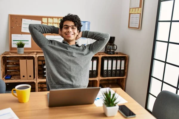 Jovem Empresário Hispânico Relaxando Com Mãos Cabeça Escritório — Fotografia de Stock