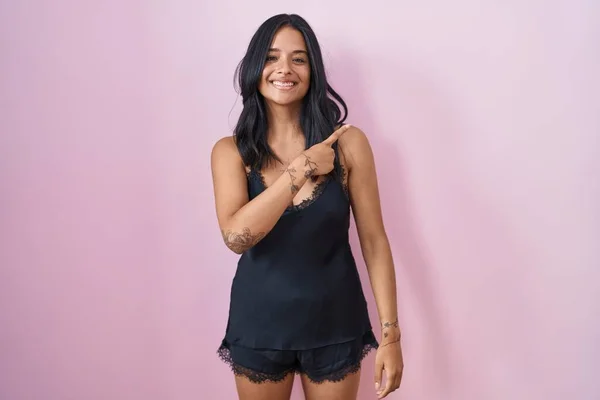 Mujer Morena Vistiendo Pijama Negro Alegre Con Una Sonrisa Cara —  Fotos de Stock