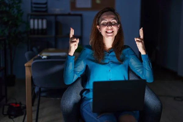 Mujer Morena Trabajando Oficina Por Noche Haciendo Gestos Con Dedo — Foto de Stock