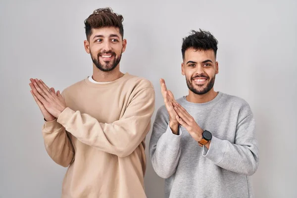 Young Homosexual Couple Standing White Background Clapping Applauding Happy Joyful — Photo