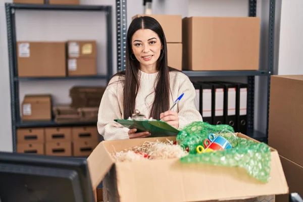 Young Woman Working Small Business Ecommerce Looking Positive Happy Standing — Stockfoto