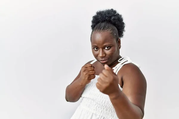 Молодая Африканская Женщина Стоящая Белом Изолированном Фоне Готовая Бороться Кулаком — стоковое фото