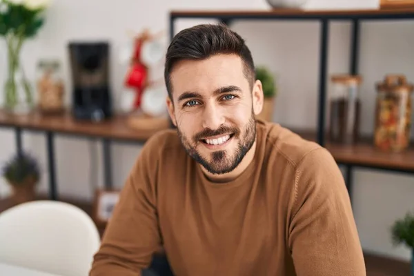 Jonge Spaanse Man Glimlacht Zelfverzekerd Tafel Thuis — Stockfoto