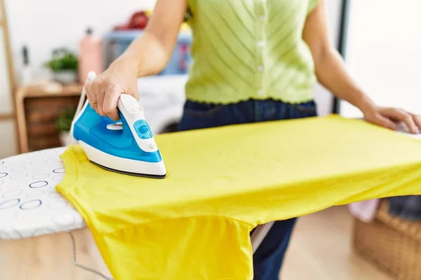 Hispanische Frau Mittleren Alters Bügelt Der Waschküche — Stockfoto