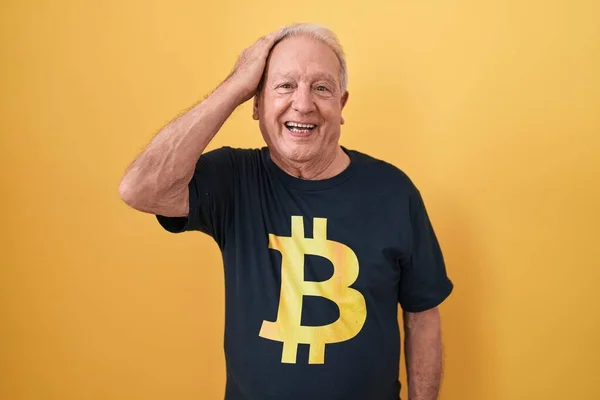 Senior Man Med Grått Hår Bär Bitcoin Skjorta Ler Säker — Stockfoto