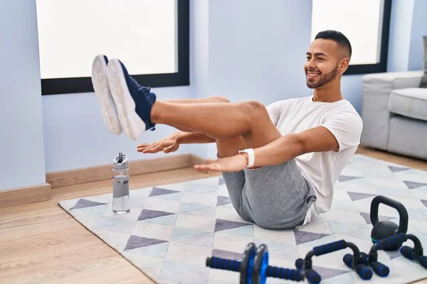 Africano Americano Hombre Sonriendo Confiado Entrenamiento Abs Ejercicio Casa —  Fotos de Stock