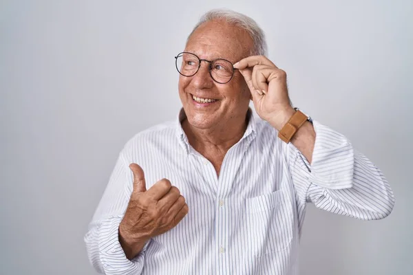 Homme Âgé Aux Cheveux Gris Tenant Des Lunettes Avec Pouce — Photo