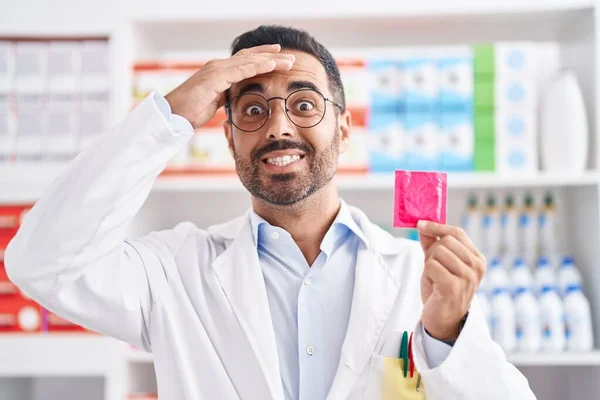 Homem Hispânico Com Barba Trabalhando Farmácia Farmácia Farmácia Segurando Preservativo — Fotografia de Stock
