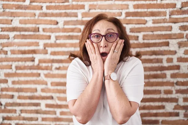 Senior Woman Glasses Standing Bricks Wall Afraid Shocked Surprise Amazed — Fotografia de Stock