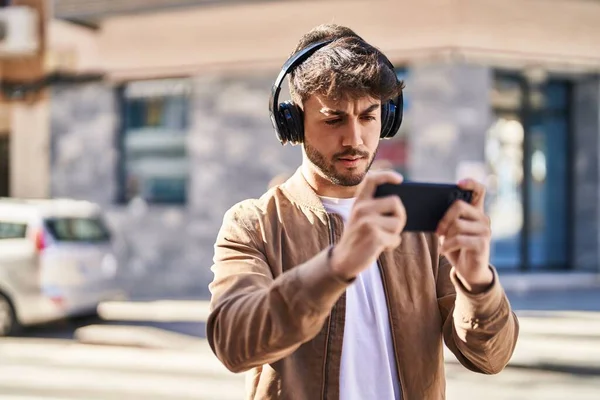 Jovem Hispânico Homem Jogando Videogame Rua — Fotografia de Stock