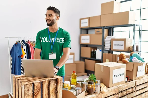 Jonge Arabier Man Draagt Vrijwilliger Uniform Met Behulp Van Laptop — Stockfoto