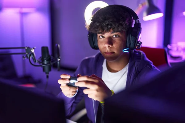 Joven Adolescente Hispano Streamer Jugando Videojuego Usando Joystick Sala Juegos —  Fotos de Stock