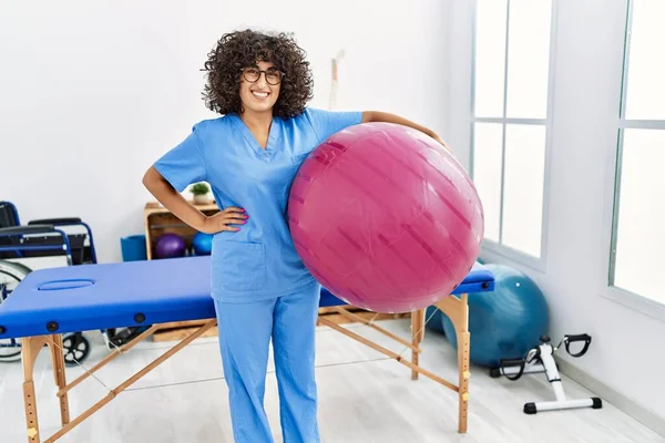 Joven Mujer Oriente Medio Con Uniforme Fisioterapeuta Sosteniendo Pelota Forma —  Fotos de Stock